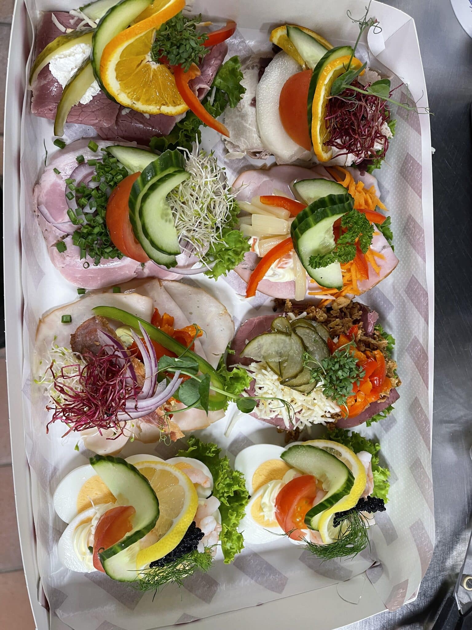 Assorteret dansk smørrebrød med pålæg og friske grøntsager