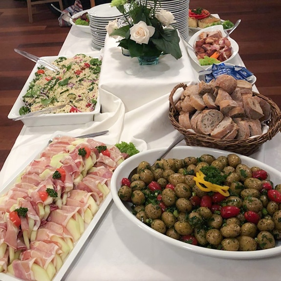 Buffet med salater, brød og kartofler