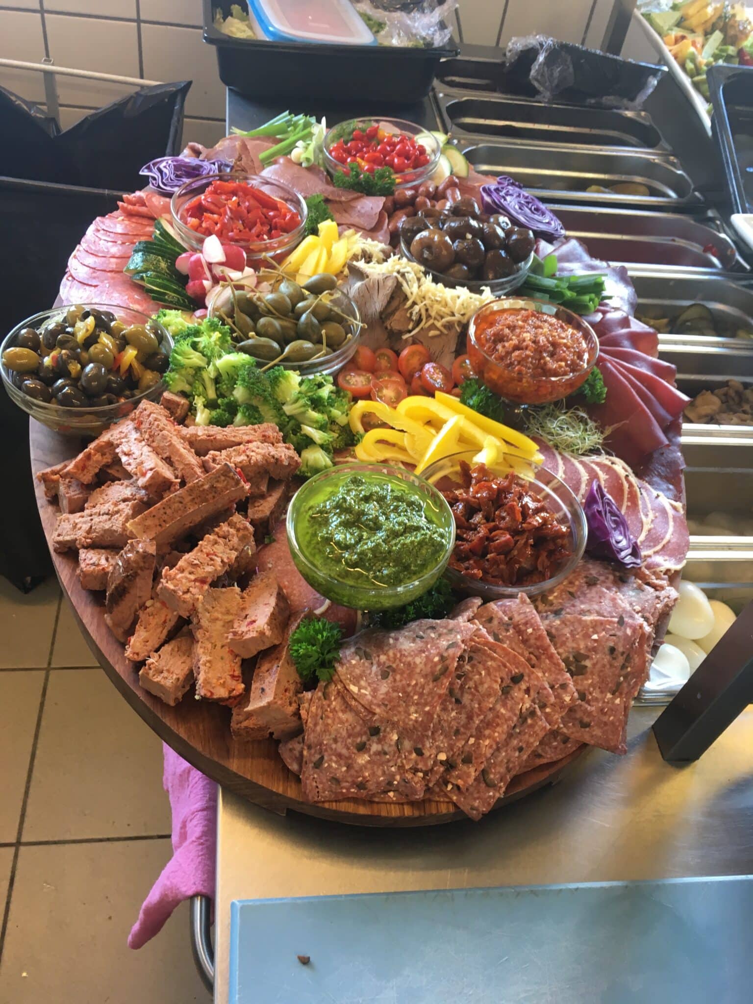 Farverig buffet med pålæg, grøntsager og dip