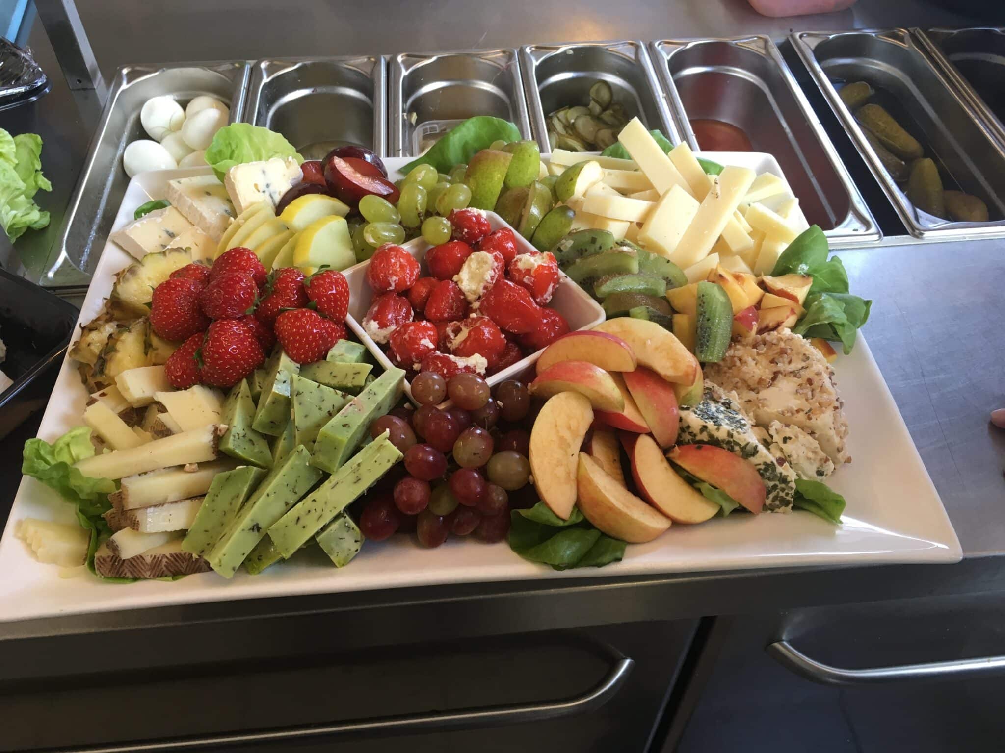 Frisk ost og frugt anrettet på fad