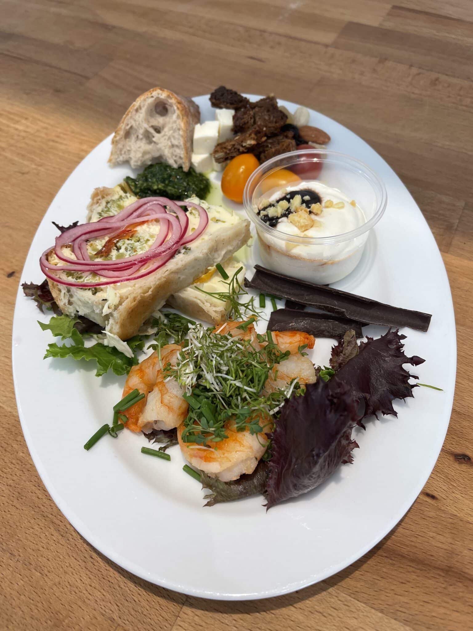 Tallerken med rejer, brød, ost og yoghurt dessert