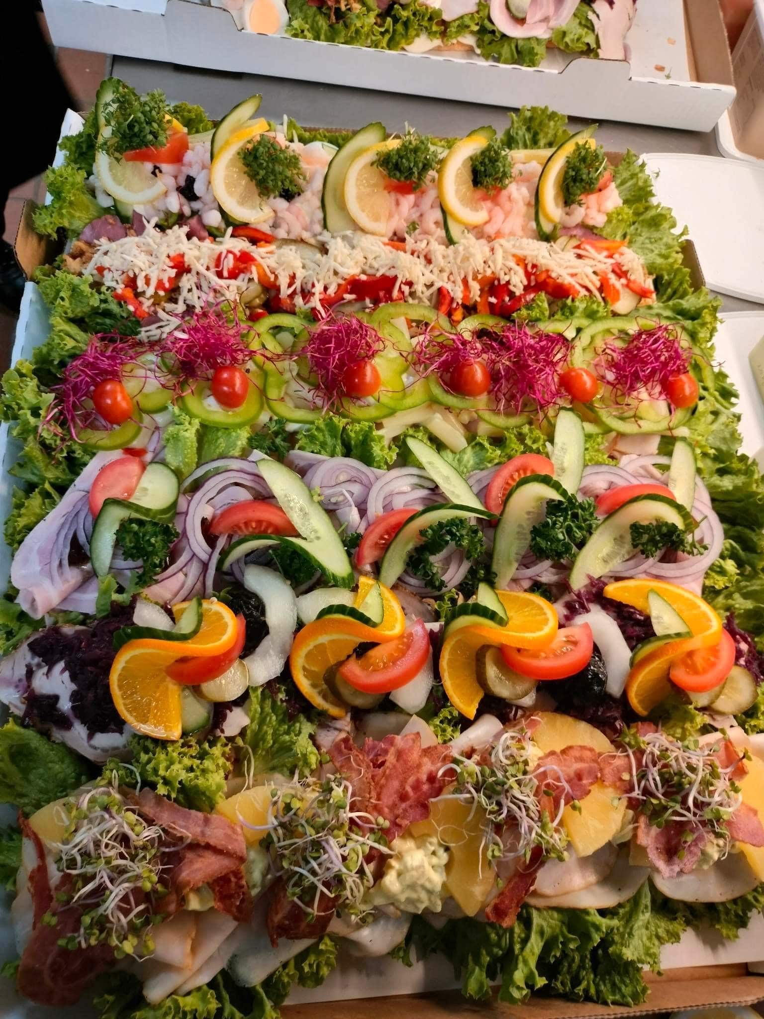 Farverige danske smørrebrød med grøntsager og pynt