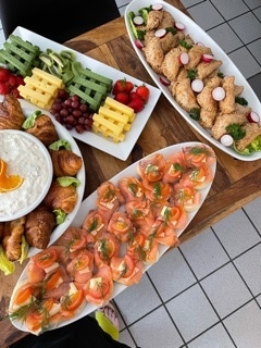 Lækkert brunchbord med frugt, laks, croissanter og dip